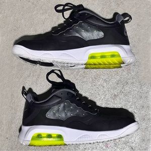 Jordan Air Max 200
Black/Dark Grey-Volt-White.